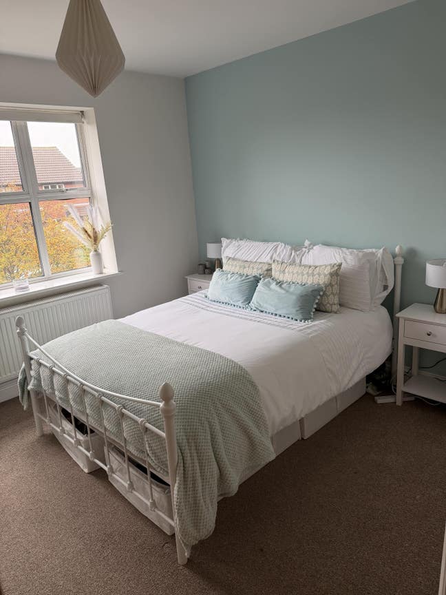 Good sized double bedroom  Main Photo