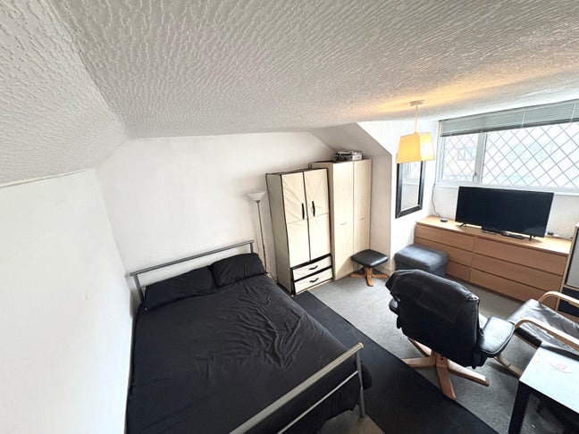 Large Attic Near Train Station All Bills inc  Main Photo