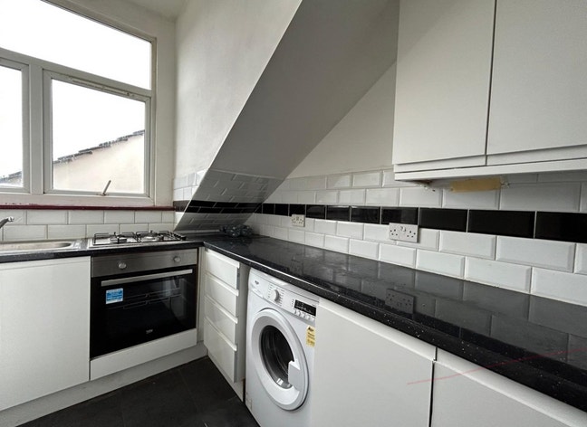 3 bed flat, fantastic location, near station Main Photo