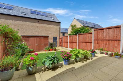 House for 3-4 Professionals to Share Main Photo