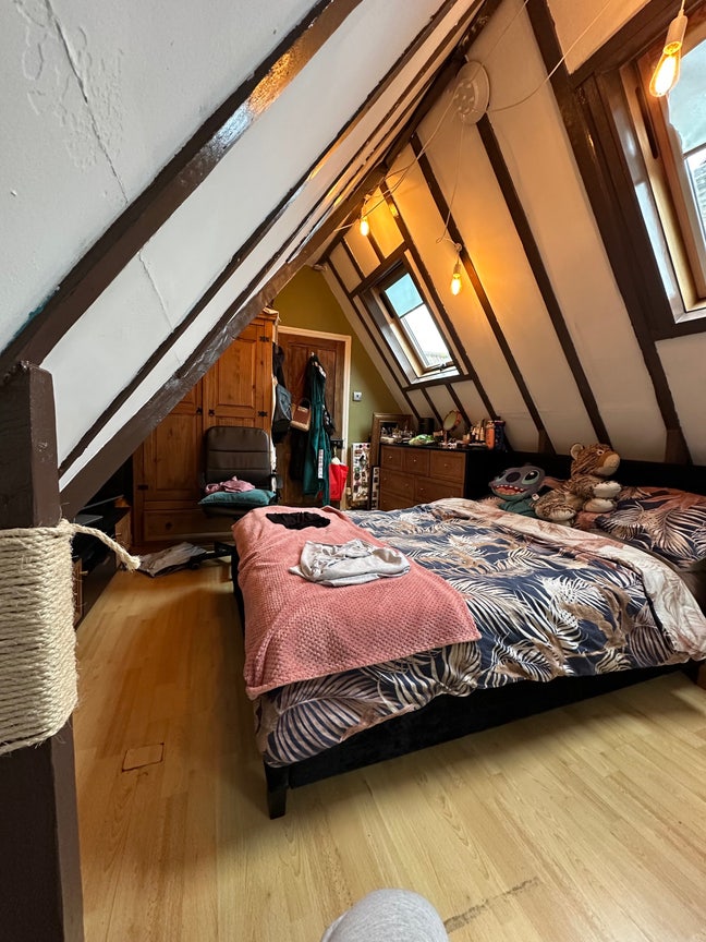 Attic Room Main Photo
