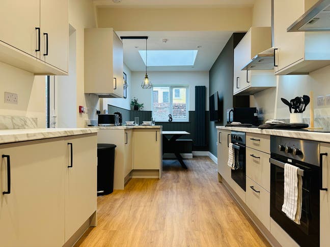 Brand New Luxury Ensuite HMO for Professionals  Main Photo