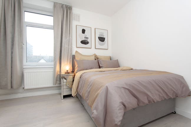 3 Bed on the Road to Shoreditch + Living Room Main Photo