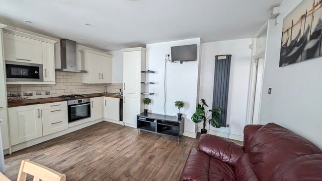 Two Bed Ground Floor Garden Apartment. Main Photo