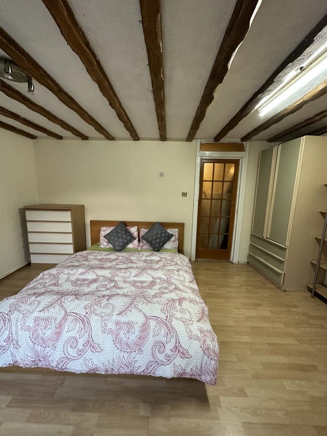 Double Room Close to Underground Station  Main Photo