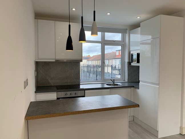 Amazing 2 Bed Flat - Collier Row, Romford (RM5) Main Photo