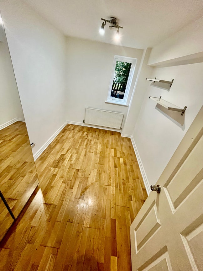 Freshly painted - medium double room  Main Photo