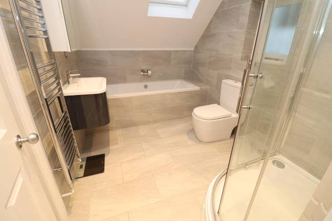 Modern Room in Victoria! 2 Min Away from Station! Main Photo