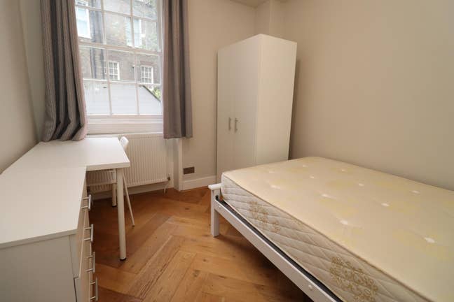 Modern Room in Victoria! 2 Min Away from Station! Main Photo