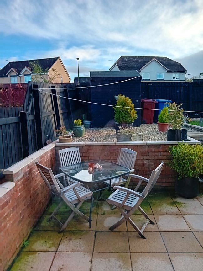 Share of whole house with often absent owner. Main Photo