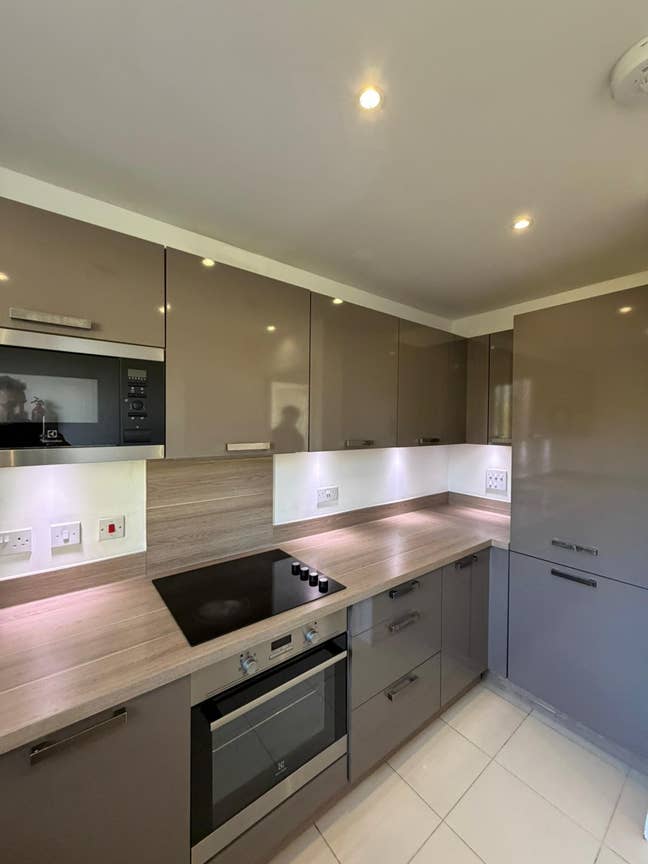 Modern ensuite and balcony with concierge and gym! Main Photo