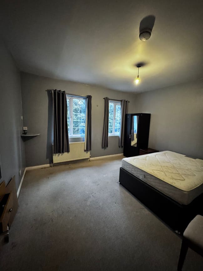 Large Double In Quite Flat Next To Station Main Photo