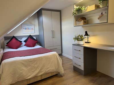 Double Room in Clean, Quiet & Friendly house Main Photo