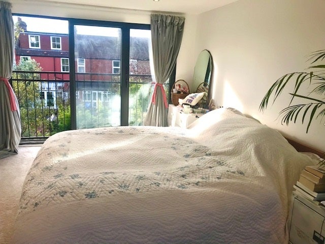 Large light and quiet ensuite room in family house Main Photo