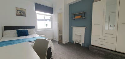 Nice en-suite rooms in well maintained house Main Photo