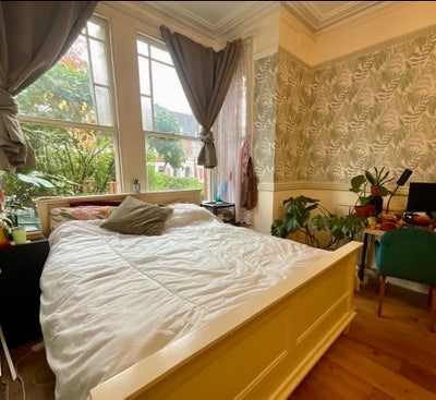 Large En-Suite Room w King-Size Bed in Crouch End Main Photo