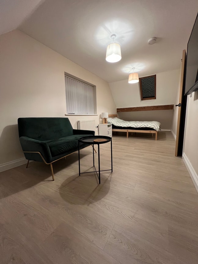 Double Rooms in Modern Bungalow Home Near Airport Main Photo