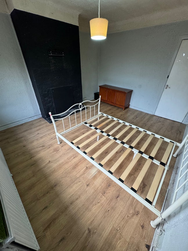 Spacious Double Room for rent N13 4NJ  Main Photo