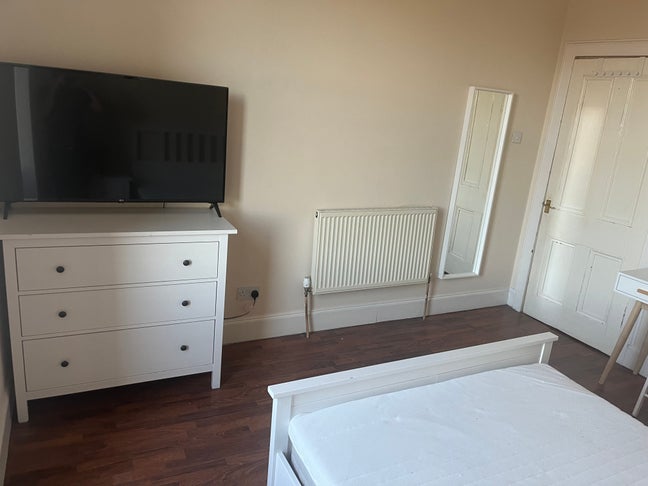 Double room in spacious, newly renovated three-bed Main Photo