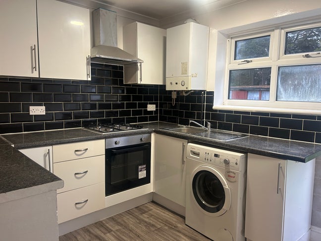 2 bedroom ground floor garden flat near station Main Photo