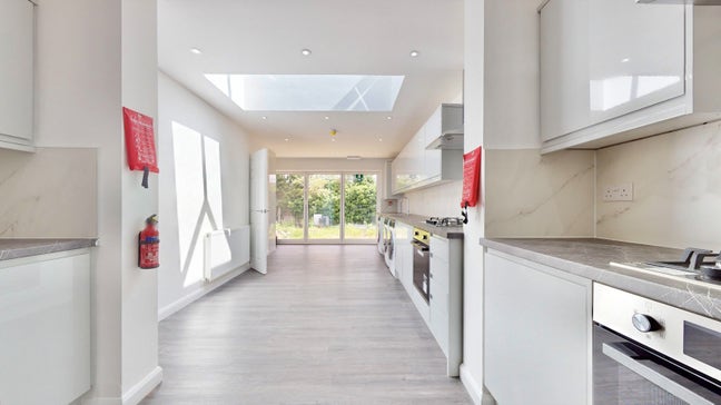  Single Ensuite Room Near Headstone lane  Main Photo