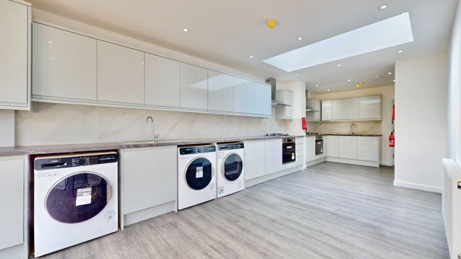  Single Ensuite Room Near Headstone lane  Main Photo