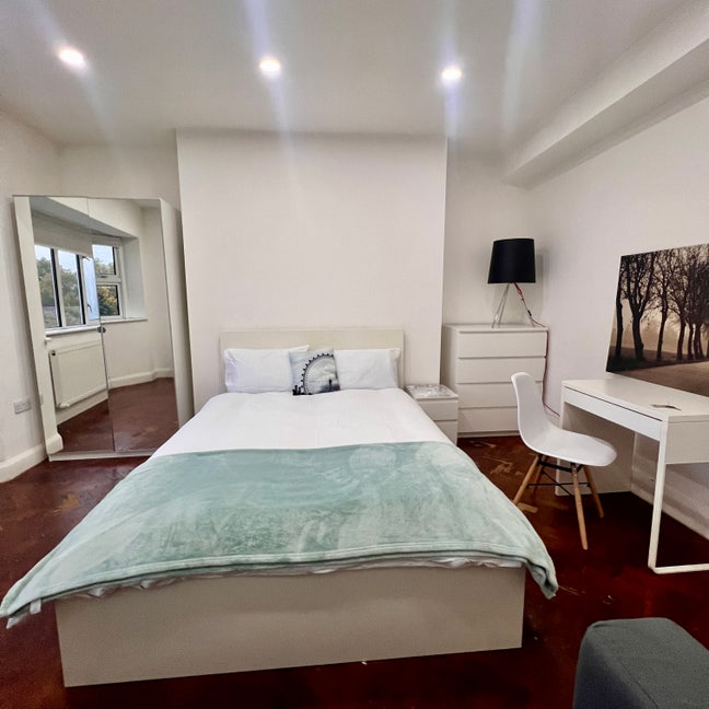 **Last Large Double Left // Jubilee Line 2 Mins ** Main Photo