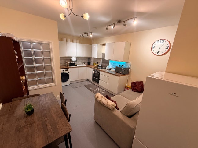 Master bed in East london Main Photo