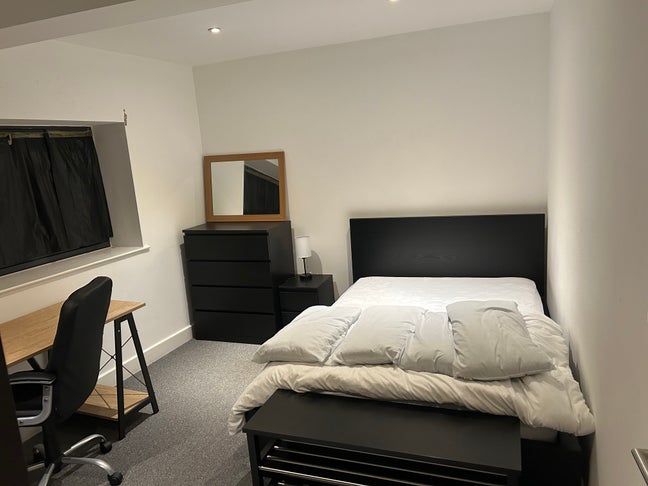 Spacious room available in 2 bedroom flat Main Photo