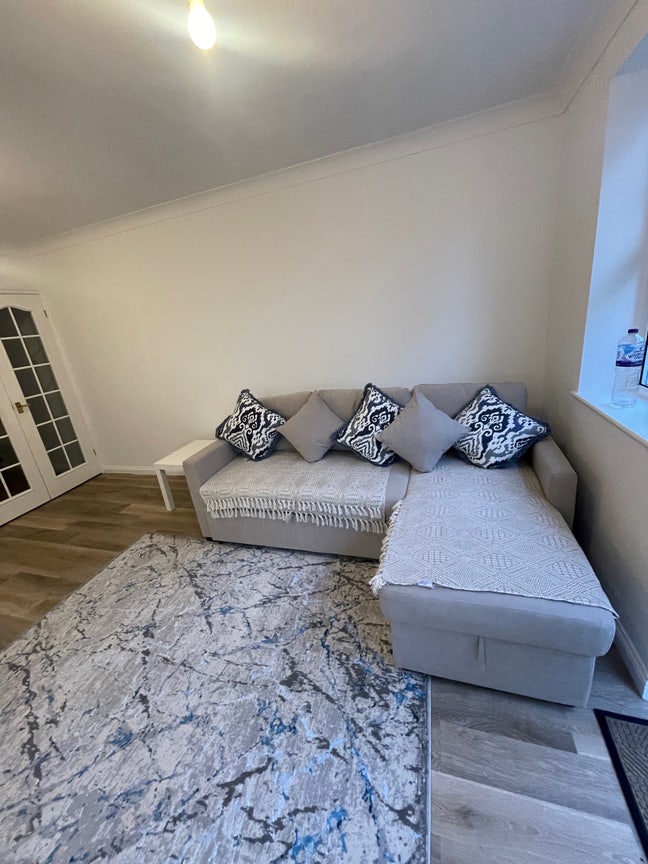 Newly Refurbished 2-Bed Ground Floor Apartment Main Photo