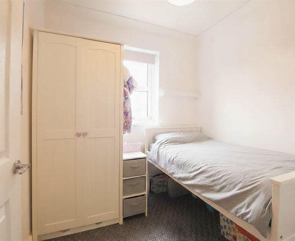 Small single room in clean house Main Photo