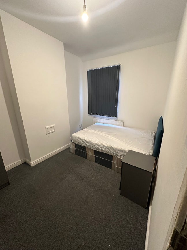 One bedroom available in lovely 4 bedroom shared  Main Photo