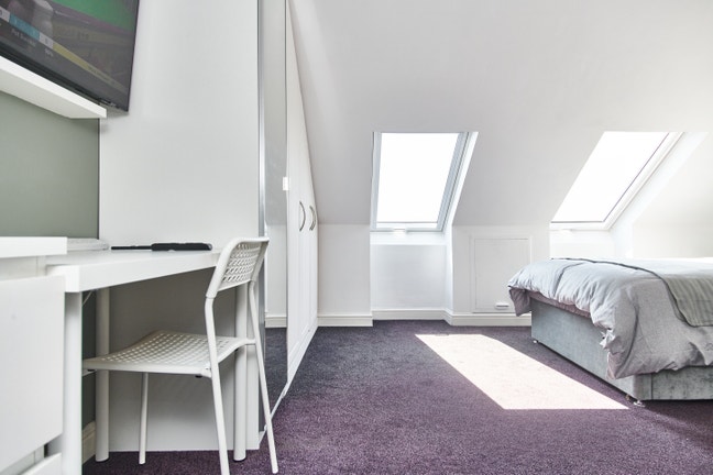 Large New En-suite Double Loft room in Kingswood! Main Photo