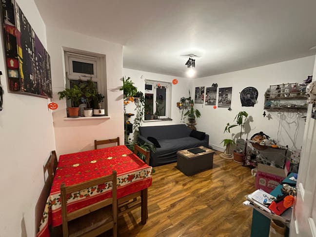 Flat in Mitcham  Main Photo