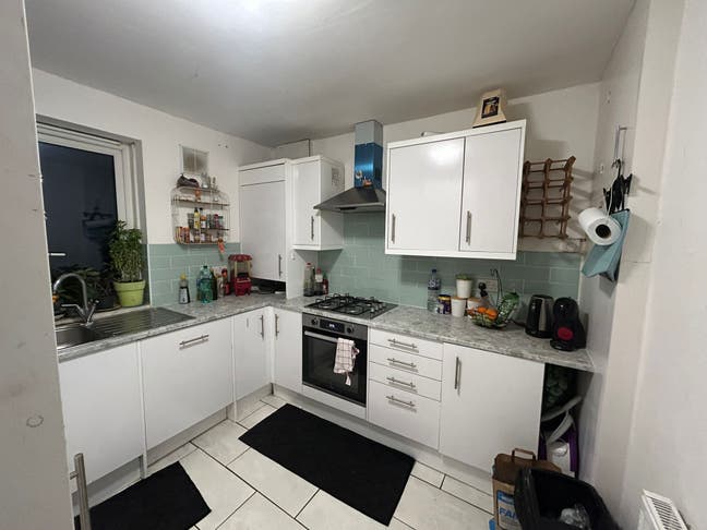 Flat in Mitcham  Main Photo