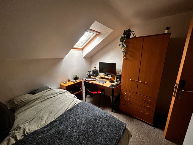 1 bedroom for rent in a 7 bed flat with 6 girls Main Photo