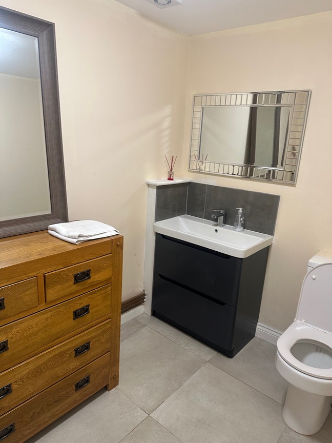 Room for rent in a friendly home Main Photo