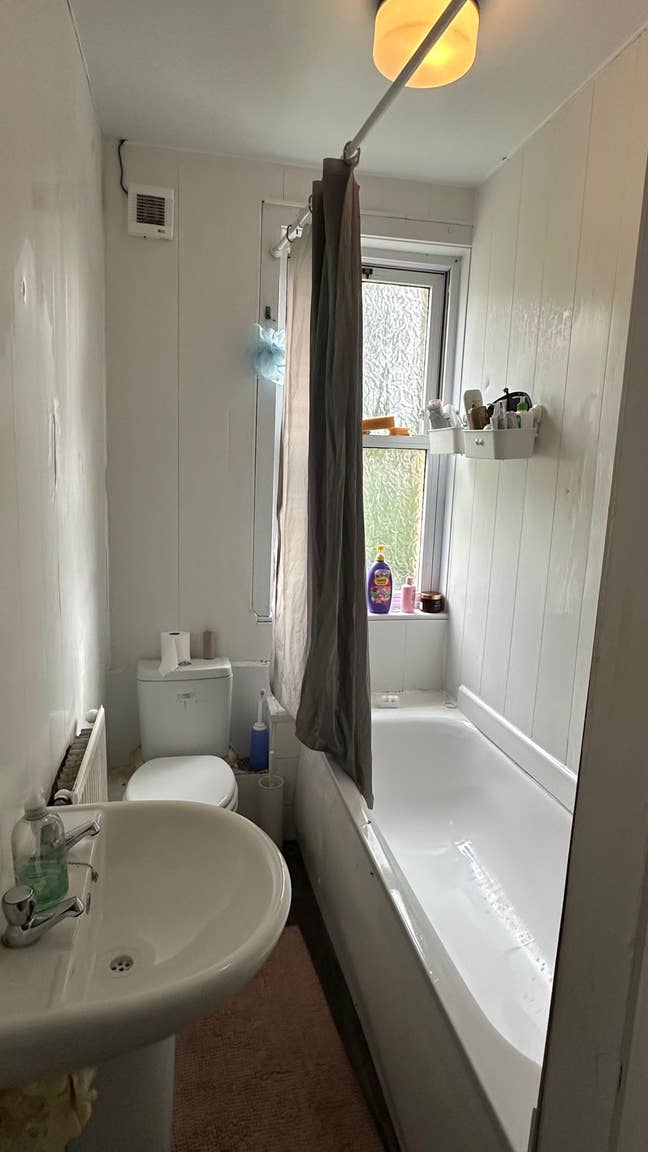 2 bedrooms available in a prime location property Main Photo