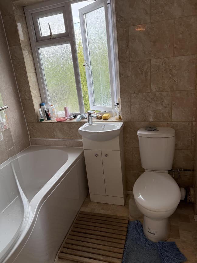 House share close to shops amenities and bus route Main Photo