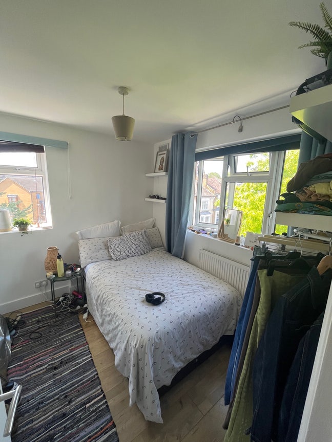 Lovely Small double room available 1st Nov  Main Photo