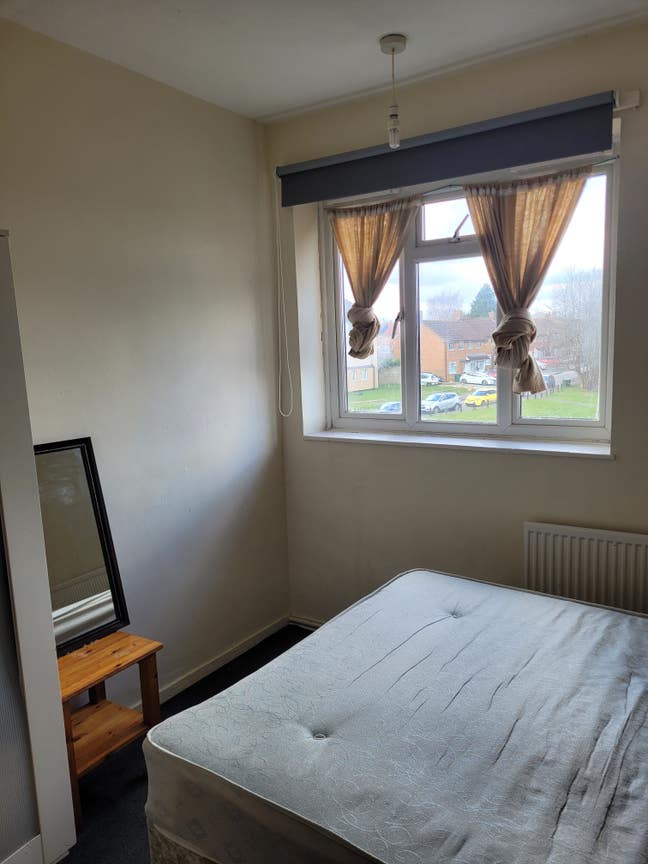 Double  room  to  let  in  Tadworth  Main Photo