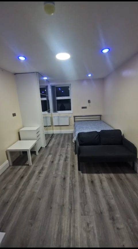 🏡Modern Furnished Studio Flat With Bills Included Main Photo