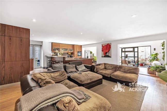 Two professionals, want outoing friendly housemate Main Photo