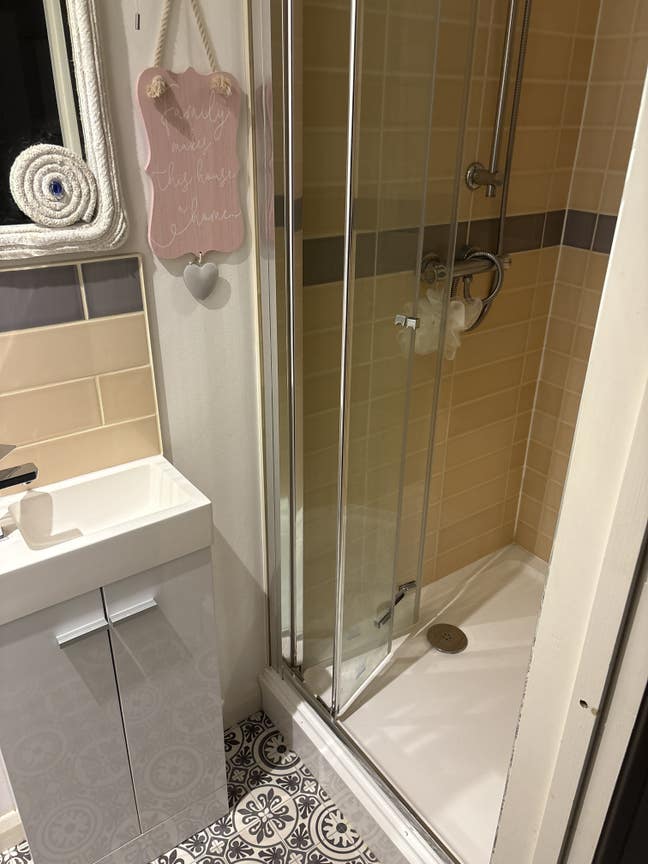 A lovely 4 bed house downstairs en-suite room  Main Photo