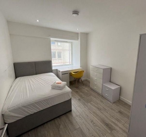 Room Available in a 6-Bed Flat Main Photo