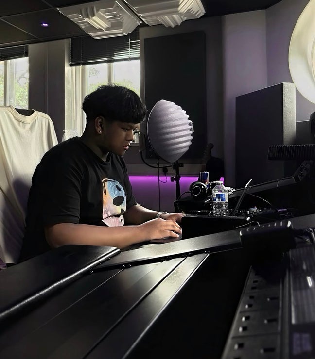 Young professional looking for a room or flat. Main Photo