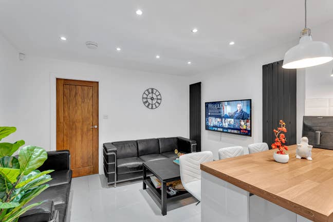  🏡Luxury Ensuite  Rooms for  Professionals CV5 Main Photo