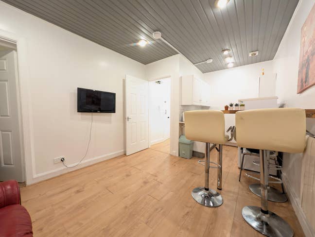 2 Bedroom Flat Buccleuch Street Edinburgh EH8 Main Photo