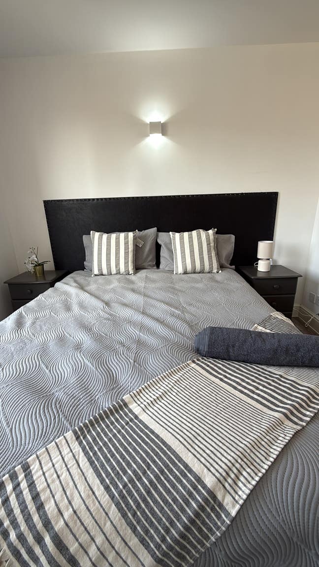 En-suite Double Room – £400 per week (All bills in Main Photo