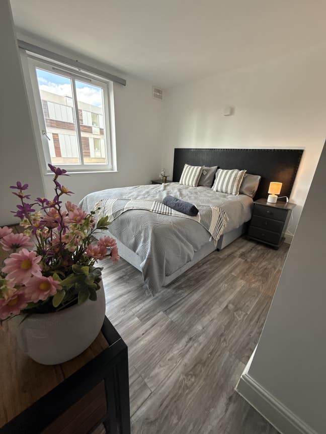 En-suite Double Room – £400 per week (All bills in Main Photo